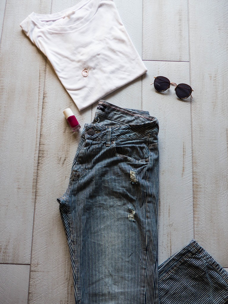 Jean Japonais t-shirt blanc, lunettes Eyevan et vernis Nailmatic